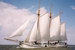 Dreimastklipper Elizabeth unter weißen Segeln auf See