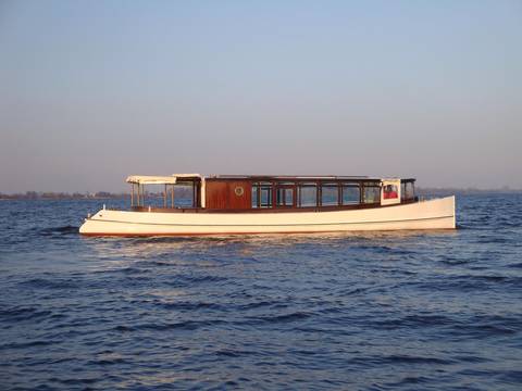 Salonboot Emma mit Holzkajüte