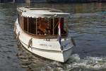 Salonboot Emma in Fahrt, von vorne gesehen