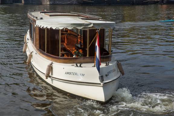 Salonboot Emma in Fahrt, von vorne gesehen