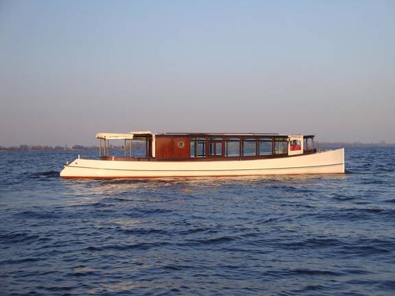 Salonboot Emma auf offenem Wasser