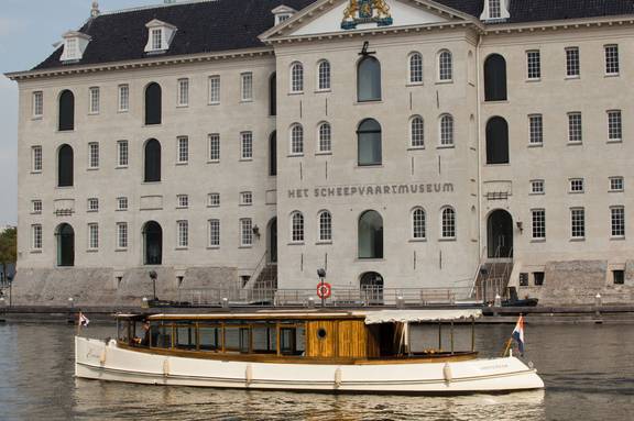 Salonboot Emma vor dem Schifffahrtsmuseum in Amsterdam