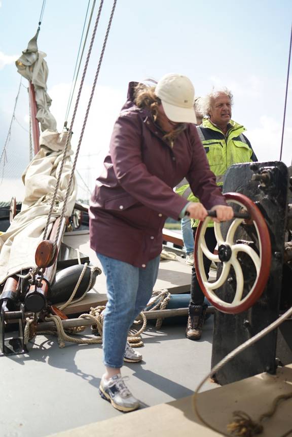 Gemeinsames Bedienen der Segel an Deck der Engelburg
