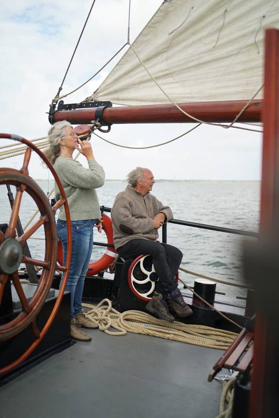Segler am Steuerrad der Engelburg unter Segeln