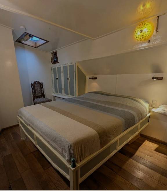 Doppelbett in einer hellen Kabine der Engelburg