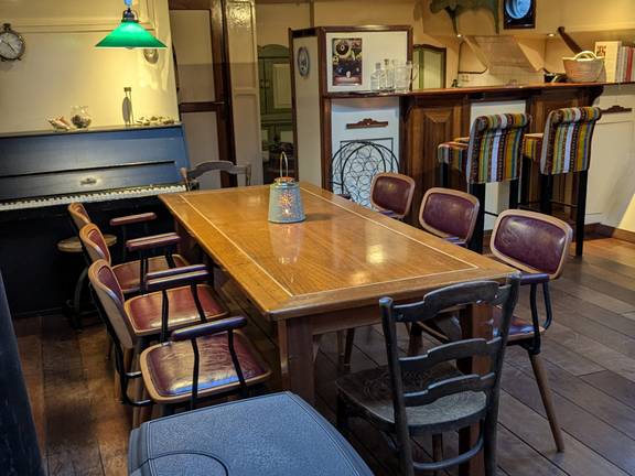 Salon der Engelburg mit Esstisch, Klavier und Bar