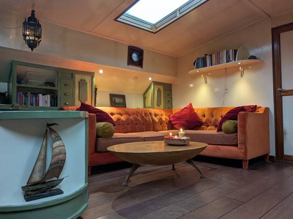 Sitzecke mit Sofa und Holztisch im Salon der Engelburg