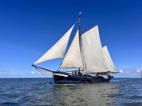 Klipper Engelburg unter weißen Segeln auf offenem Wasser