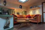 Sitzecke mit Sofa und Holztisch im Salon der Engelburg