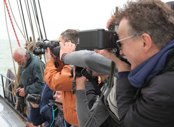 Teilnehmer fotografiert bei einem Fotoworkshop an Bord