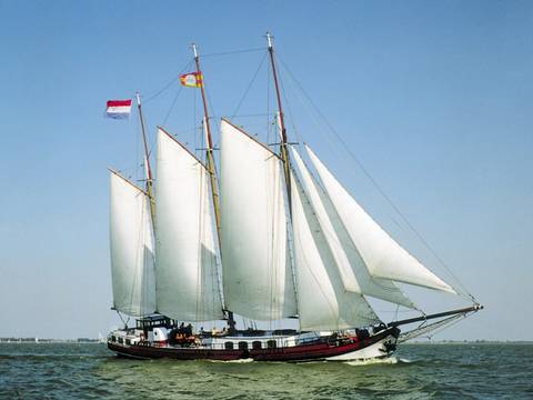 Dreimaster Frisius van Adel unter weißen Segeln