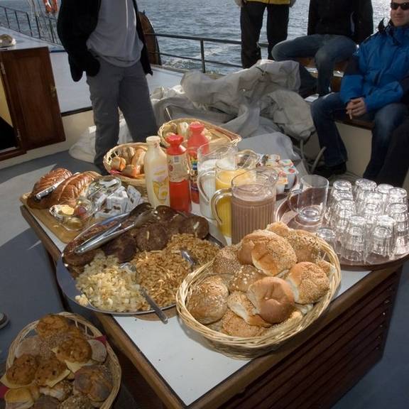 Buffet mit Brot und Belag an Bord der Gouwzee