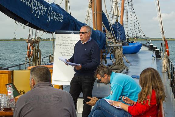 Eine Gruppe an Deck beim Mast der Gouwzee