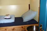 Kabine mit Bett und Waschbecken auf der Gouwzee