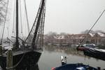 Blick über den Bug der Gouwzee im Hafen
