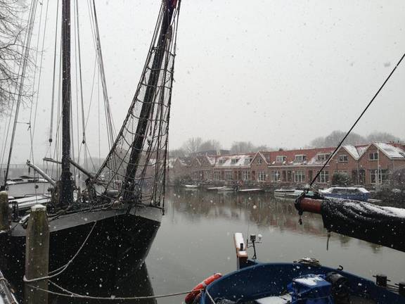 Blick über den Bug der Gouwzee im Hafen