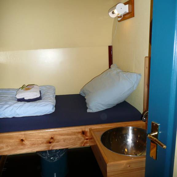 Kabine mit Bett und Waschbecken auf der Gouwzee