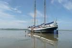 Gouwzee im Watt trockengefallen unter blauem Himmel