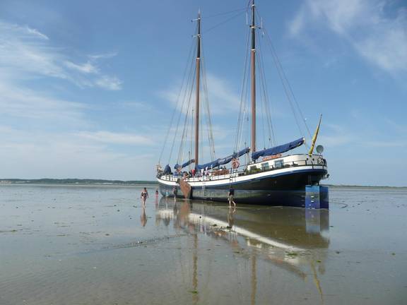 Gouwzee im Watt trockengefallen unter blauem Himmel