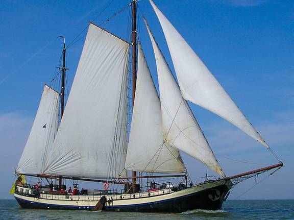 Klipper Gouwzee mit gesetzten weißen Segeln