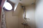 Dusche mit Bullauge an Bord der Grietje