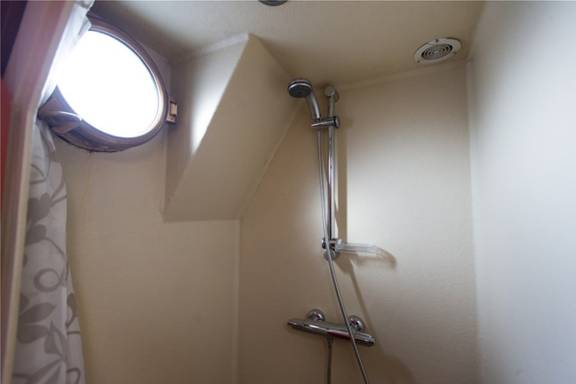 Dusche mit Bullauge an Bord der Grietje