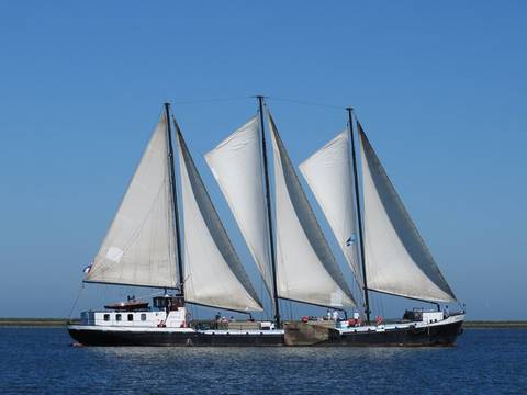 Dreimaster Grietje mit gesetzten weißen Segeln