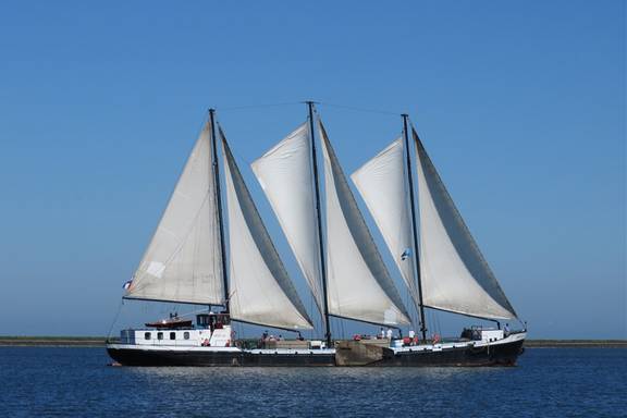 Dreimaster Grietje mit gesetzten weißen Segeln