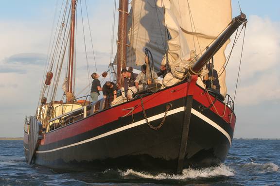 Schwarzer Bug der Helena beim Segeln