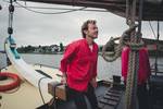 Segler bedient eine Leine an Deck der Helena