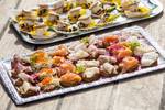 Platten mit belegten Häppchen für das Catering auf der Helena