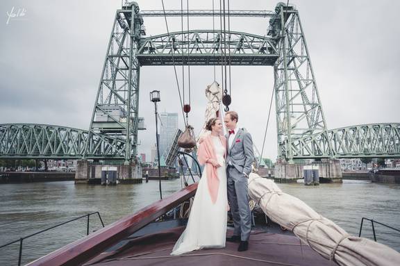 Brautpaar auf dem Bug der Helena an der Brücke De Hef in Rotterdam