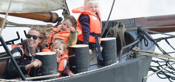 Gäste mit Rettungswesten an Deck der Hoge Wier