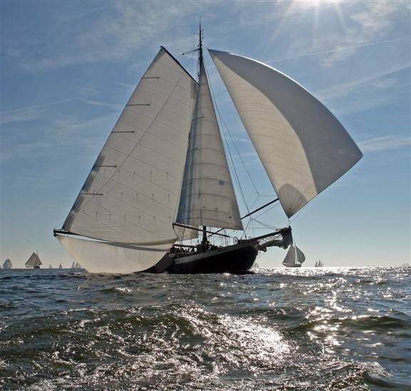 Klipper Hoge Wier unter weißen Segeln auf dem Wasser