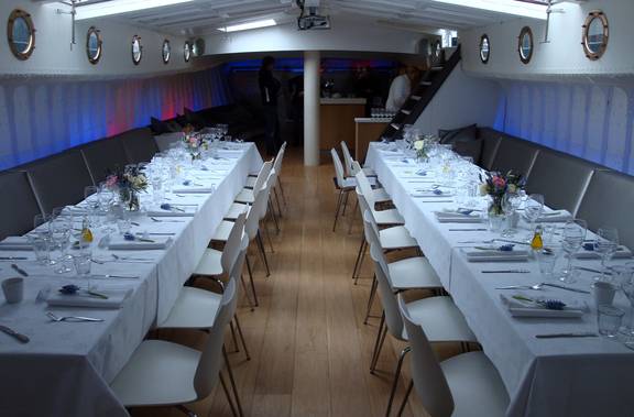 Gedeckte Abendtafeln im Salon der Hoge Wier