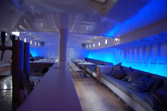 Salon der Hoge Wier mit blauer stimmungsvoller Beleuchtung