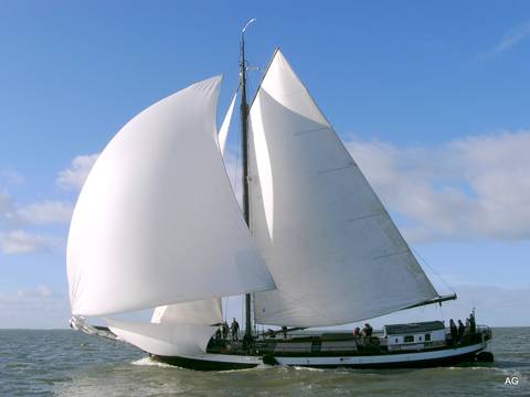 Klipper Hoge Wier unter vollen weißen Segeln, von vorne gesehen