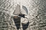 Luftaufnahme der segelnden Hoge Wier auf glitzerndem Wasser