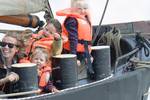 Gäste mit Rettungswesten an Deck der Hoge Wier