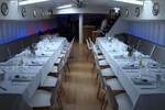 Gedeckte Abendtafeln im Salon der Hoge Wier
