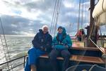 Gäste sitzen während des Segelns an Deck der Johanna Engelina