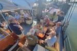 Gesellschaft im Sitzbereich an Deck der Johanna Engelina