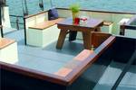 Sitzbereich an Deck der Johanna Engelina mit Bänken und Holztisch