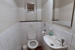 Toilette und Waschbecken an Bord der Johanna Engelina