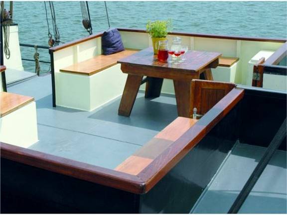 Sitzbereich an Deck der Johanna Engelina mit Bänken und Holztisch