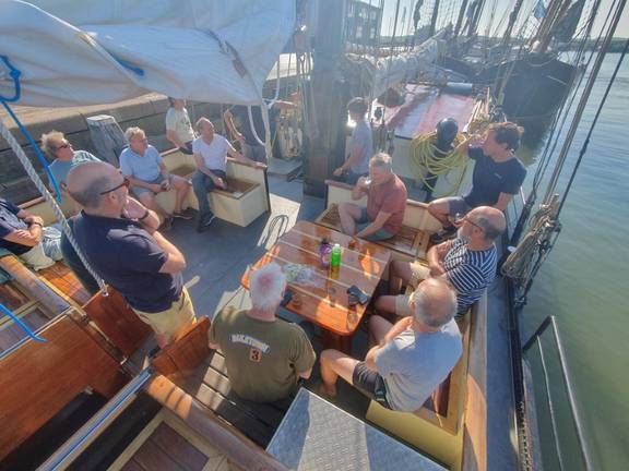 Gesellschaft im Sitzbereich an Deck der Johanna Engelina