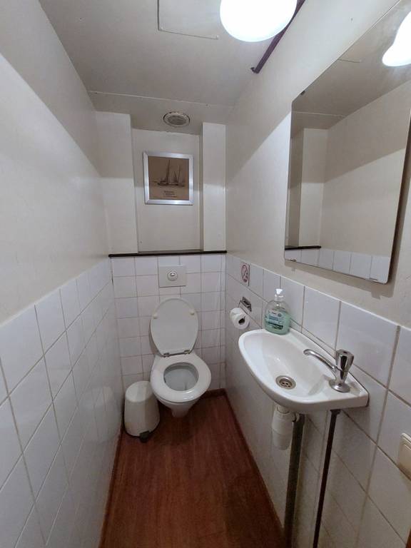 Toilette und Waschbecken an Bord der Johanna Engelina