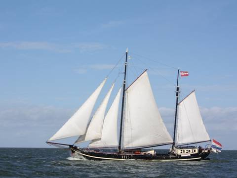Tweemastklipper Korevaer met gehesen witte zeilen