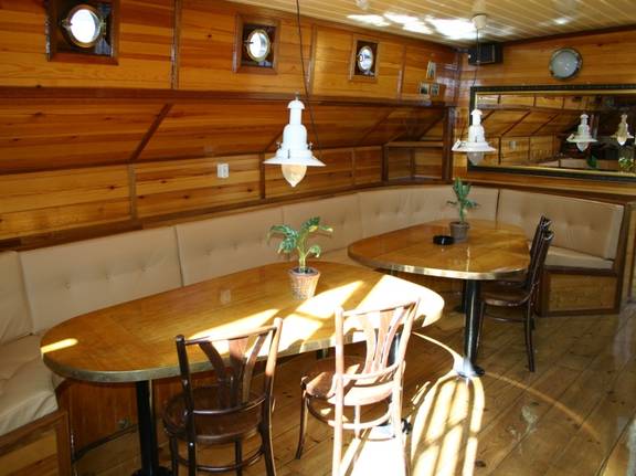 Sitzecke mit Holzesstisch im Salon der Korevaer