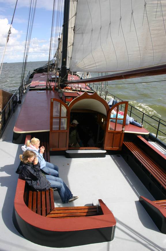 Sitzbereich und Saloneingang an Deck der Korevaer
